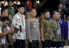 Sambut-Pilkada-Damai-dan-Riang-Gembira,-Kapolda-Bengkulu-Ajak-Kedua-Paslon-Gub-dan-Wagub-Nyanyi-Bareng-di-Malam-Pengundian-Nomor-Urut