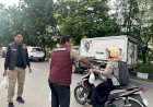 Satreskrim-Polresta-Kupang-Kota-Bagi-Bagi-Takjil-pada-Masyarakat