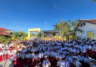 Bhabinkamtibmas-Manutapen-Jadi-Pembina-Upacara-di-SD-Inpres-Palsatu,-Ajak-Siswa-Rajin-Belajar-dan-Bijak-Gunakan-HP.