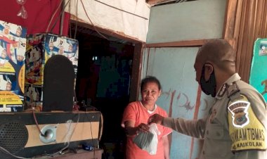 Peduli-Warga-Binaannya,-Bhabinkamtibmas-Kelurahan-Naikolan-Bagikan-Makanan-Kepada-Warga-yang-Terkena-Dampak-Virus-Covid-19