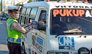 Cegah-Penyebaran-Virus-Covid-19,-Satlantas-Polres-Kupang-Kota-Bagikan-Sticker-dan-Brosur-Tunda-Mudik-ke-Pengendara