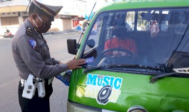 HIMBAUAN-PENCEGAHAN-COVID-19-DAN-PEMBAGIAN-BROSUR-DILARANG-MUDIK-OLEH-SATLANTAS-POLRES-KUPANG-KOTA