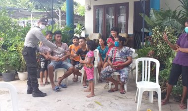 Bhabinkamtibmas-Bersama-Kanit-Binpolmas-Bagikan-Masker-Kepada-Warga-Kelurahan-Penfui