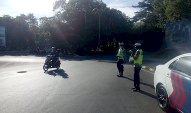 Satlantas-Polres-Kupang-Kota-Bagi-Brosur-Tunda-Mudik-dan-Imbauan-Cegah-Virus-Corona