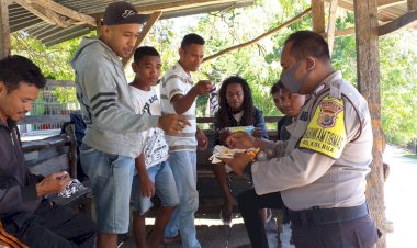 Bhabinkamtibmas-Kelurahan-Kolhua-Bagi-Masker-dan-Berikan-Imbauan-Cegah-Virus-Corona-Kepada-Tukang-Ojek
