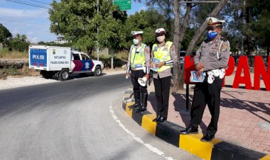 CEGAH-PENYEBARAN-COVID-19,-SATLANTAS-POLRES-KUPANG-KOTA-BAGIKAN-BROSUR-TUNDA-MUDIK-PADA-PENGENDARA