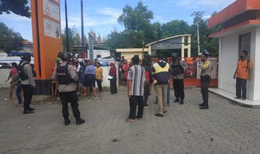 Personil-Polsek-Oebobo-Awasi-Kegiatan-Pembagian-BST-(Bantuan-Sosial-Tunai)-Di-Kantor-Pos-Kupang