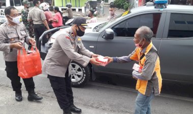 Ditengah-Covid-19,-Jelang-Buka-Puasa-Wakapolres-Bersama-Personil-Polres-Kupang-Kota-Bagi-bagi-Takjil