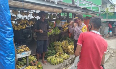 Menekan-Risiko-Penularan-Virus-Corona,-Personil-Polsek-Oebobo-Laksanakan-Imbauan-Di-Pasar-Kasih-Naikoten-I