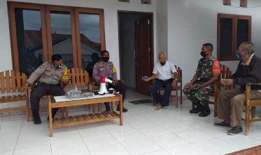 Antisipasi-Penularan-Virus-Corona,-Bhabinkamtibmas-Bersama-Babinsa-Kelurahan-Oebufu-Sambang-dan-Imbau-Tokoh-Masyarakat