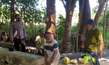 Lawan-Covid-19-Bhabinkamtibmas-Bersama-Lurah-Bakunase-II-Himbau-warga-Social-Distancing-dan-Gunakan-Masker