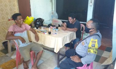 Bhabinkamtibmas-Himbau-Warga-Binaannya-Agar-Tetap-Pakai-Masker-Agar-Cegah-Virus-Corona