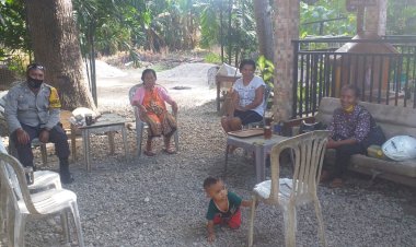 Gencar-Sampaikan-New-Normal,-Bhabinkamtibmas-Kelurahan-Bakunase-II-Beri-Himbauan-Warga-Binaanya