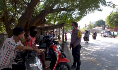 Bhabinkamtibmas-Kelurahan-Lasiana-Berikan-Himbauan-Tetap-Memelihara-Kamtibmas-di-Tengah-Masa-New-Normal