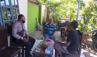 Sampaikan-Pesan-Kamtibmas,-Bhabinkamtibmas-Kelurahan-TDM-Sambang-Warga-DI-Tengah-Pandemi-Corona