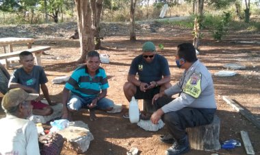 Sampaikan-Protokol-Kesehatan,-Bhabinkamtibmas-Kelurahan-Fatukoa-Berikan-Imbauan-Kepada-Warga