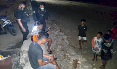 Di-Tengah-Masa-Adaptasi-Kebiasaan-Baru,-Sat-Sabhara-Polres-Kupang-Kota-Bubarkan-Pemuda-Yang-Konsumsi-Miras