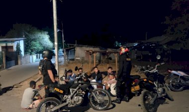 Adaptasi-Kebiasaan-Baru,-Sat-Sabhara-Polres-Kupang-Kota-Himbau-untuk-Bubarkan-Pemuda-Yang-Sedang-Pesta-Miras
