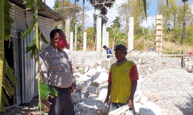 Lakukan-Patroli-Dialogis-Bhabinkamtibmas-Berikan-Himbauan-Adaptasi-Kebiasaan-Baru-Kepada-Warga