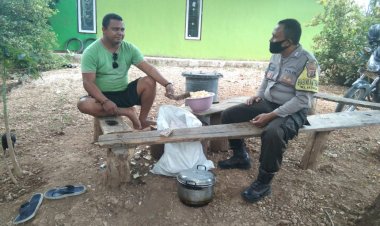 Sambang-Kunjung-Ke-Warga-Binaan,-Bhabinkamtibmas-Kelurahan-Fatukoa-Sampaikan-Himbauan-Adaptasi-Kebiasaan-Baru