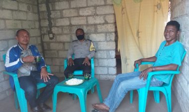 Sampaikan-Adaptasi-Kebiasaan-Baru,-Bhabinkamtibmas-Naikolan-Sambangi-Ketua-RT