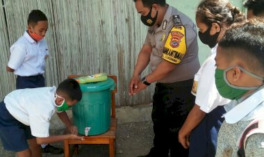 Cegah-Virus-Corona,-Bhabinkamtibmas-Kelurahan-Sikumana-Ajarkan-Siswa-SMP-Negeri-12-Kupang-Cara-Mencuci-Tangan-yang-Benar