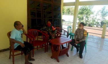 Wujudkan-Kamtibmas-yang-Kondusif,-Bhabinkamtibmas-Bersama-Babinsa-Kelurahan-Fatululi-Sambangi-Warga