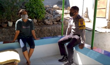 Himbau-Terapkan-Adaptasi-Kebiasaan-Baru,-Bhabinkamtibmas-Kelurahan-Airnona-Sambangi-Warga