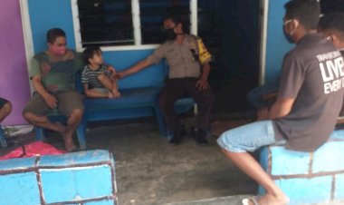 Melalui-Door-to-Door-System,-Bhabinkamtibmas-Kelurahan-Fatubesi-Himbau-Warga-Taati-Protokol-Kesehatan