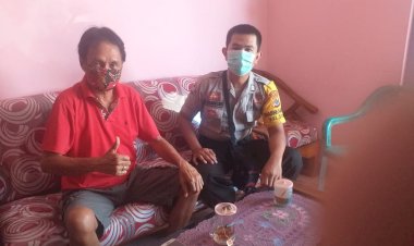 Jalin-Silahturahmi-,Bhabinkamtibmas-Kelurahan-Solor-Sambangi--Rumah-Warga-Binaanya.