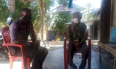 Laksanakan-Sambang-Secara-Door-To-Door,-Bhabinkamtibmas-Kelurahan-Oetete-Beri-Himbauan-Terkait-Protokol-Kesehatan