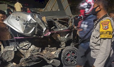 Kecelakaan-Maut-!-Mobil-Truk-Air-Mengalami-Rem-Blong-Menyebabkan-Kecelakaan-Beruntun-Di-Kelurahan-Airnona,-Polisi-Amankan-Tempat-Kejadian