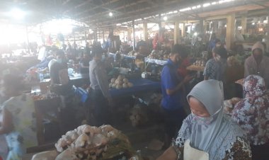 Tak-Kenal-Lelah,-Binmas-Polres-Kupang-Kota-Terus-Himbau-Warga-di-Pasar-Inpres-Agar-Patuhi-Protokol-Kesehatan
