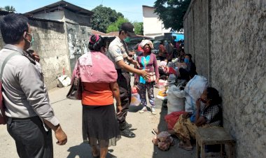 Di-Pasar-Oeba,-Bhabinkamtibmas-Polsek-Kelapa-Lima-Tertibkan-dan-Himbau-Warga-yang-Tidak-Gunakan-Masker