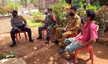 BHABINKAMTIBMAS-BERSAMA-BABINSA-SAMBANGI-WARGA-SAMPAIKAN-HIMBAUAN-TERKAIT-PENERAPAN-PROTOKOL-KESEHATAN