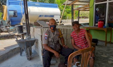 Bhabinkamtibmas-Himbau-Pemilik-Pangkalan-Pengisian-Tengki-AIr-Bersih-Agar-Utamakan-Protokol-Kesehatan