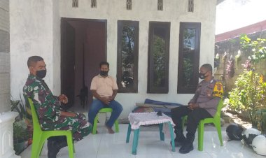 Sinergitas-Bhabinkamtibmas-Dan-Babinsa-Keluruhana-Oebufu-Laksanakan-Sambang-Himbaun-Protokol-Kesehatan