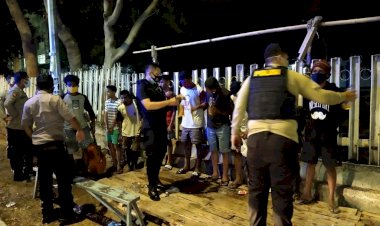 Patroli-Malam,-Satuan-Samapta-Polres-Kupang-Kota-Bubarkan-Para-Remaja-Dan-Beri-Himbaun-Protokol-Kehatan-Pencegahan-Covid-19