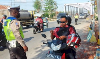 SATLANTAS-POLRES-KUPANG-KOTA-TEGUR-PENGENDARA-TAK-PAKAI-MASKER