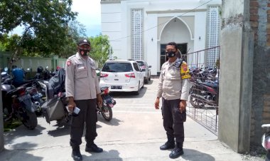 Upaya-Memutus-Rantai-Penyebaran-Covid-19,-Bhabinkamtibmas-Kelurahan-Manulai-2-Pantau-Kegiatan-Ibadah-Agar-Sesuai-Protokol-Kesehatan