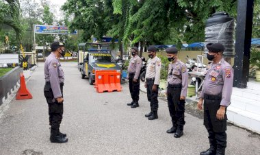 Jelang-Natal-Dan-Tahun-Baru,-Satuan-Sat-Sabhara-Polres-Kupang-Kota-Laksanakan-Patroli-Himbau-Tetap-Taati-Protokol-Kesehatan-Di-Pertokoan