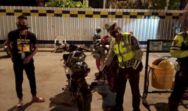 Jelang-Tahun-Baru,-Satlantas-Polres-Kupang-Kota-Berikan-Teguran-Kepada-Pengendara-Motor-yang-Menggunakan-Knalpot-Racing