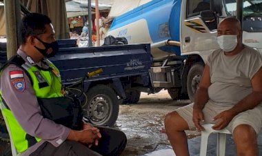 Dengan-Humanis-Bhabinkamtibmas-Himbau-Warga-Pakai-Masker-dan-Patuhi-Protokol-Kesehatan