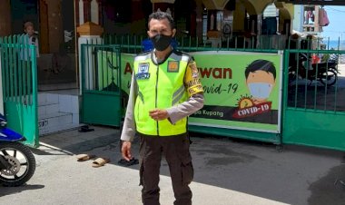 Melaksanakan-Pengamanan-Ibadah-Sholat-Jumat-Bhabinkamtibmas-Oesapa-Himbau-Patuhi-Protokol-Kesehatan