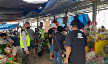 Upaya-Memutus-Rantai-Penyebaran-Covid-19-Bhabinkamtibmas-Kelurahan-Oesapa-Barat-Laksanakan-Himbau-Protokol-Kesehatan-di-Pasar-Oesapa