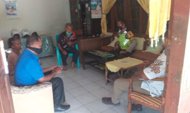 Bhabinkamtibmas-Polsek-Oebobo-Sambangi-Tokoh-Masyarakat,-Himbau-Tetap-Patuhi-Protokol-Kesehatan
