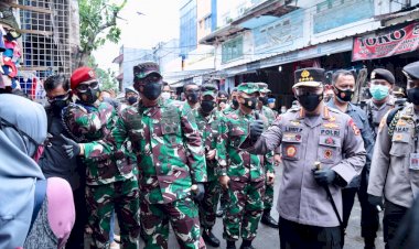 Pantau-Prokes,-Panglima-TNI-dan-Kapolri-Bagikan-Masker-di-Pasar-Tanah-Abang