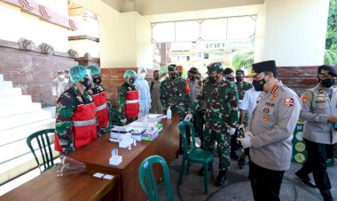 Cek-Penegakan-Prokes,-Panglima-TNI-Dan-Kapolri-Kelilingi-Dua-Pasar-Di-Bali.