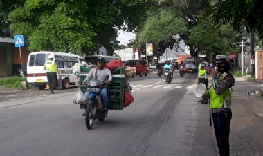 Tingkatkan-Kesadaran-Berlalu-Lintas,-Satlantas-Polres-Kupang-Kota-Himbau-Pengendara-Taati-Protokol-Kesehatan-dan-Aturan-Berlalulintas