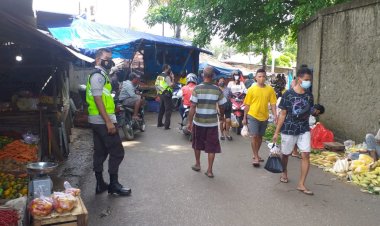 HimbauProtokol-Kesehatan,-Bhabinkamtibmas-Polsek-Kelapa-Lima-Laksanakan-Operasi-Yustisi-Di-Pasar-Oeba